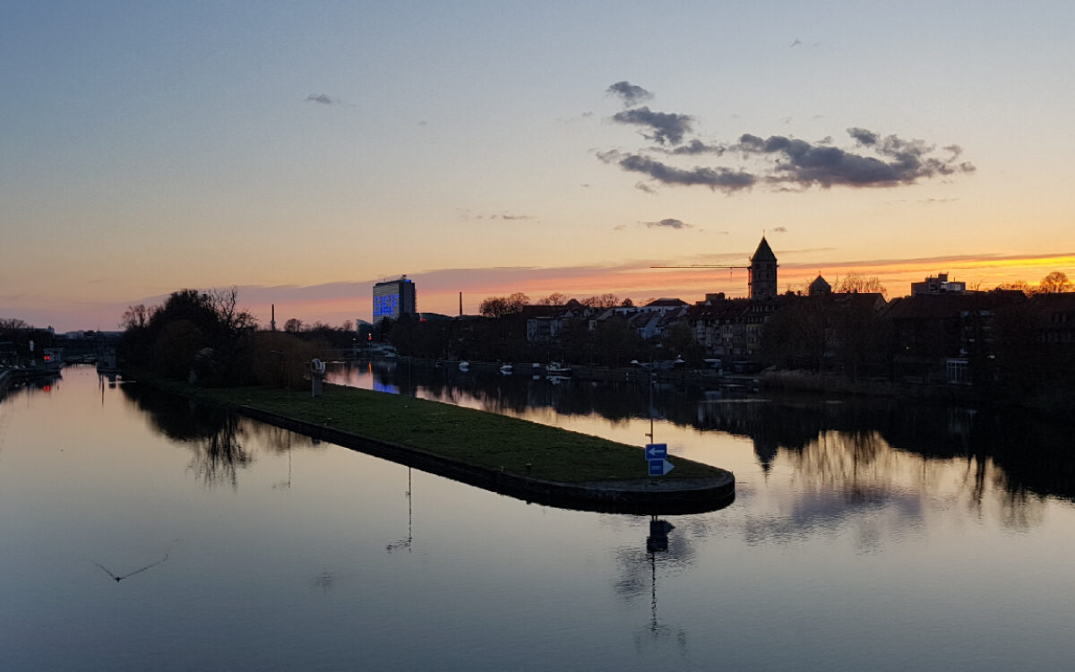 Schweinfurt am Abend mit Blick auf den Main Schweinfurt am Abend mit Blick auf den Main
